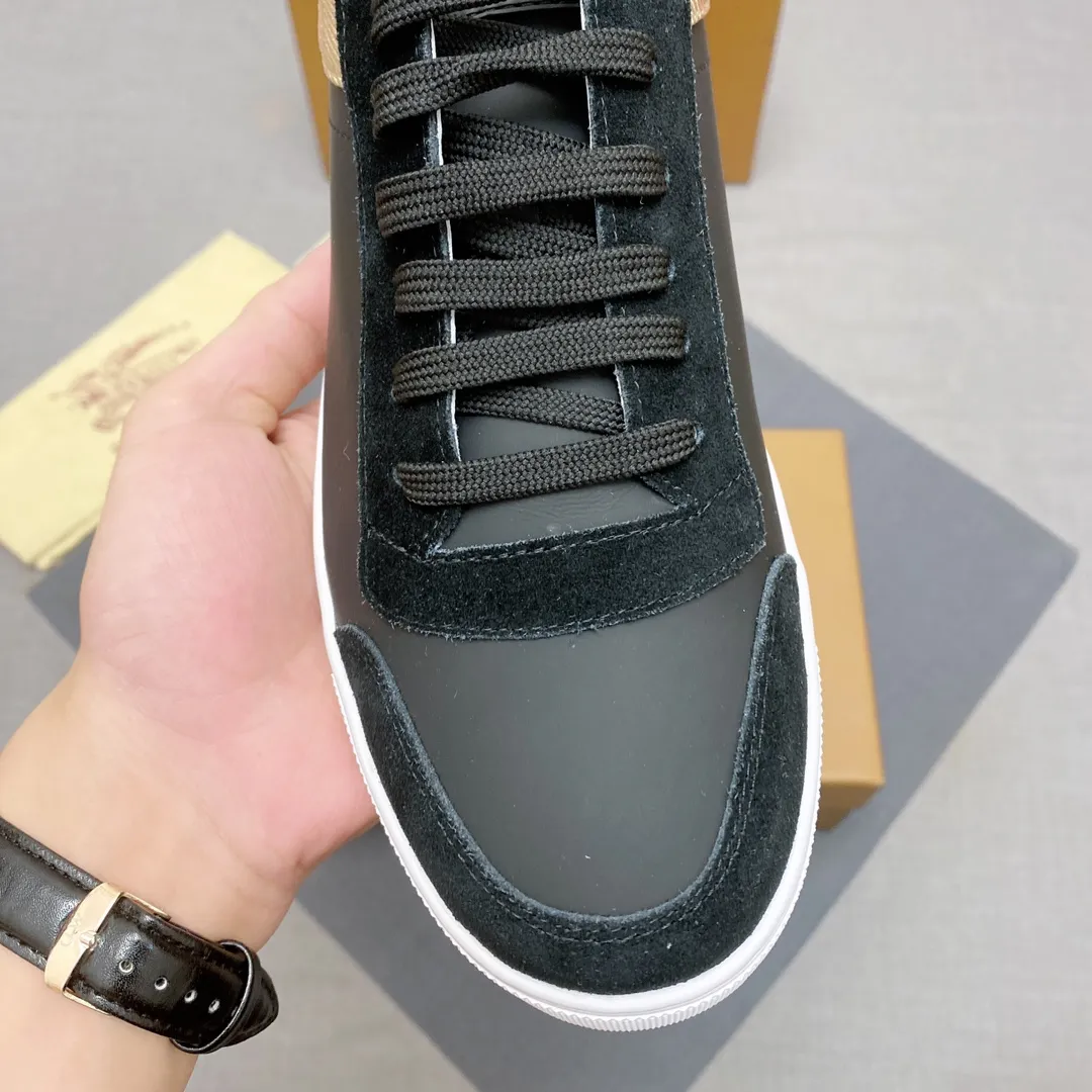 p400 【Burberry】Burberry’s new men’s casual shoes! Classic striped cloth paired with imported first-layer silk calfskin and high-mercerized nubuck leather. Real sheepskin lining is very comfortable. Original outsole. Two-color selection, details determine quality. Welcome to compare. Size: 38-44 No. 068